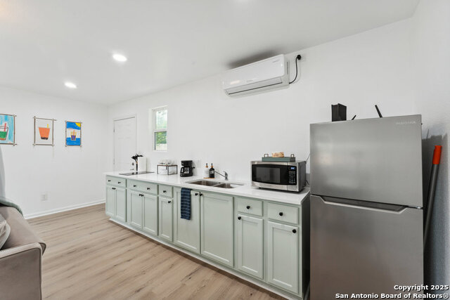Listing photo id 21 for 1404 Rivas St