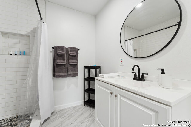 Listing photo id 25 for 1404 Rivas St