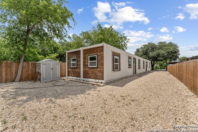 Listing photo id 29 for 1404 Rivas St