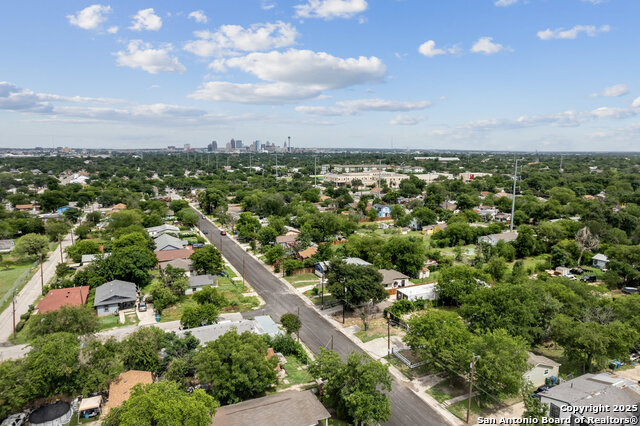 Listing photo id 31 for 1404 Rivas St