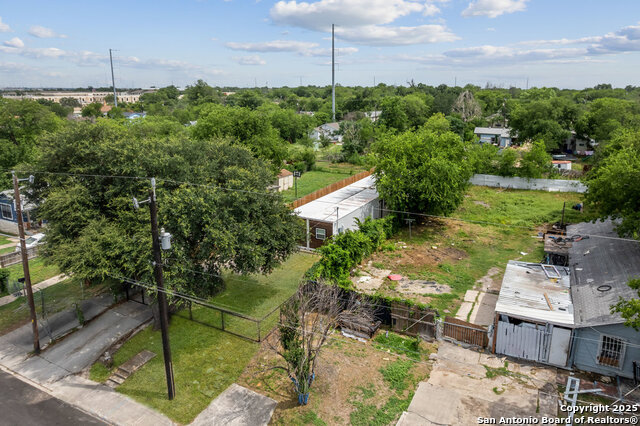 Listing photo id 32 for 1404 Rivas St