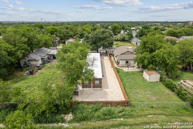 Listing photo id 33 for 1404 Rivas St