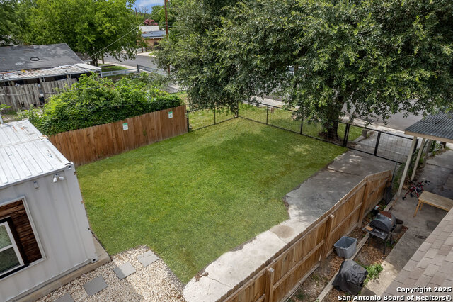 Listing photo id 35 for 1404 Rivas St