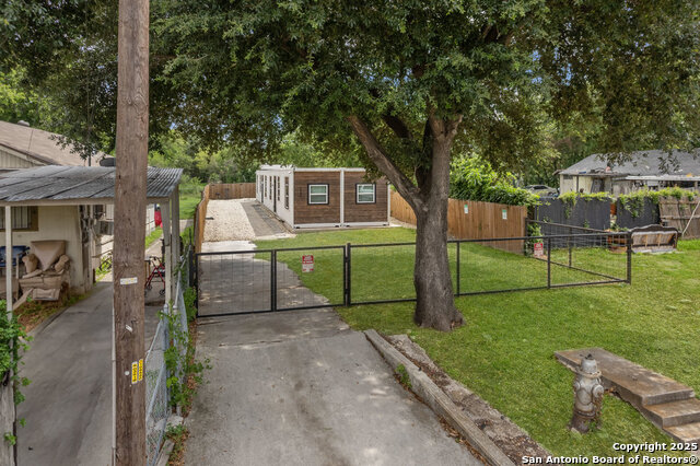 Listing photo id 36 for 1404 Rivas St