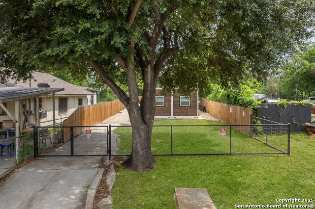 Listing photo id 37 for 1404 Rivas St