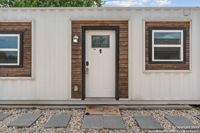 Listing photo id 2 for 1404 Rivas St