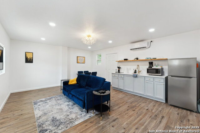 Listing photo id 3 for 1404 Rivas St