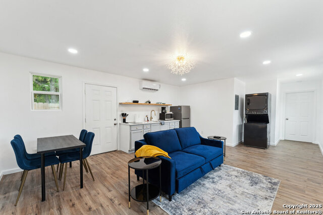 Listing photo id 4 for 1404 Rivas St