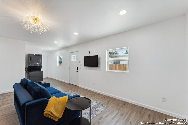 Listing photo id 5 for 1404 Rivas St