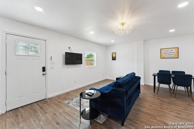 Listing photo id 6 for 1404 Rivas St