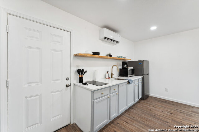 Listing photo id 7 for 1404 Rivas St