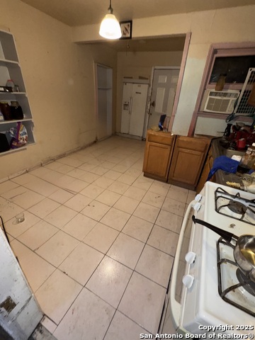 Image 6 of 22 For 815 Edison  