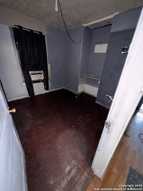 Image 8 of 22 For 815 Edison  