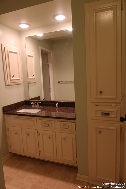 Image 8 of 16 For 5359 Fredericksburg  806