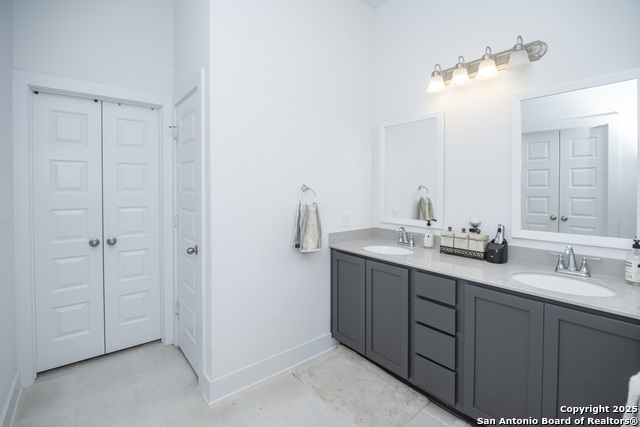 Image 15 of 26 For 5634 Holly Hollow