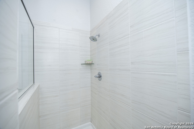 Image 16 of 26 For 5634 Holly Hollow