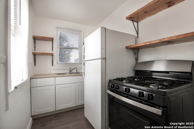 Image 16 of 18 For 603 Gladstone