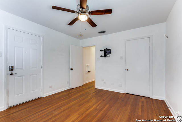 Listing photo id 8 for 217 Corona  