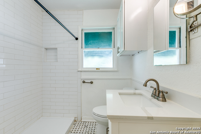 Listing photo id 14 for 217 Corona  