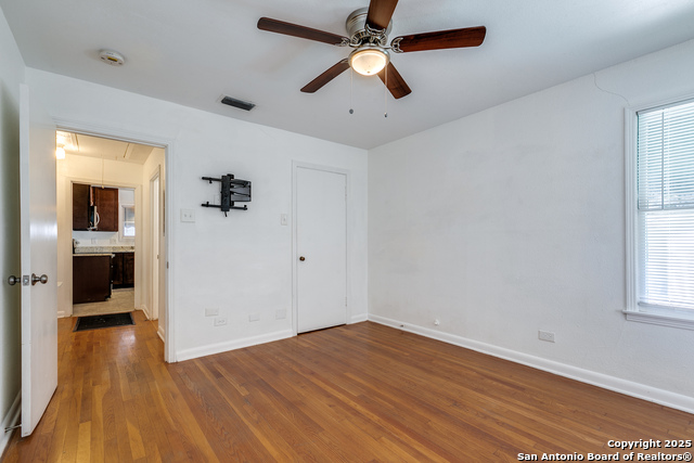 Listing photo id 4 for 217 Corona  