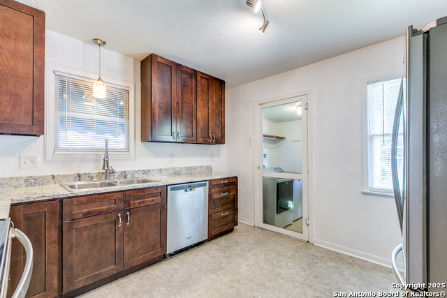 Listing photo id 5 for 217 Corona  