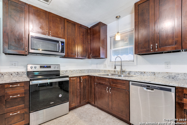 Listing photo id 6 for 217 Corona  