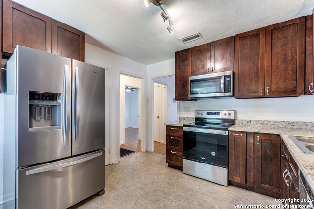 Listing photo id 7 for 217 Corona  