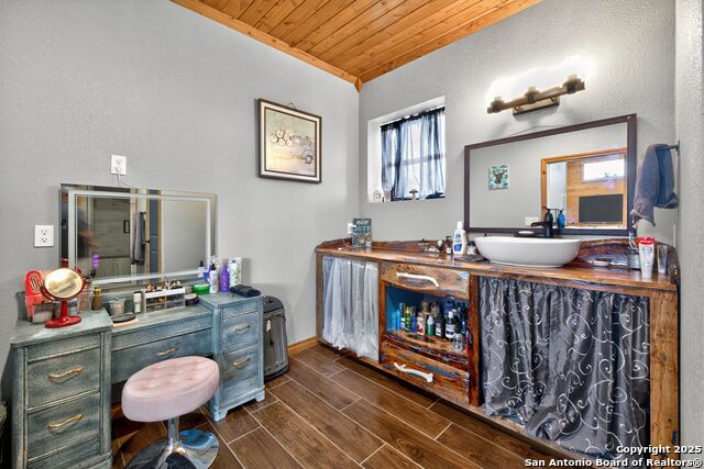 Listing photo id 9 for 1081 English Hollow