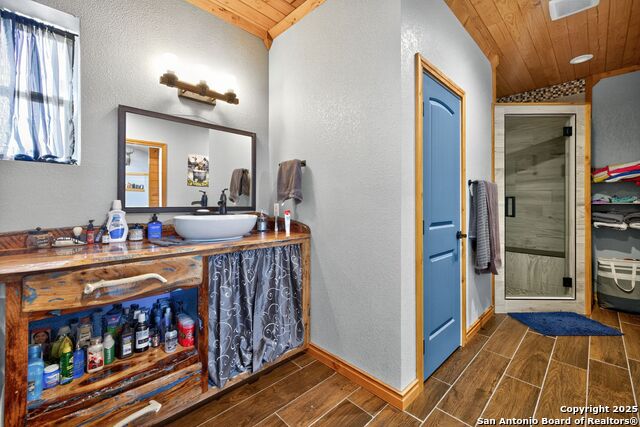 Listing photo id 13 for 1081 English Hollow