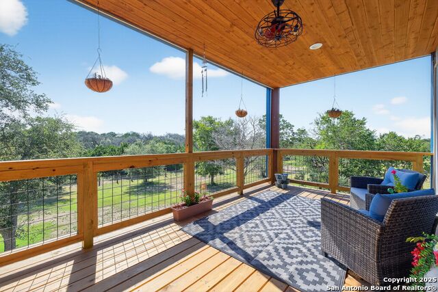 Listing photo id 3 for 1081 English Hollow