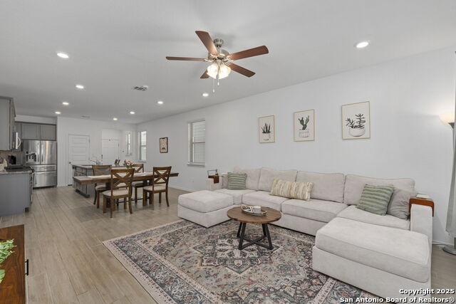 Listing photo id 3 for 223 Kinsley  