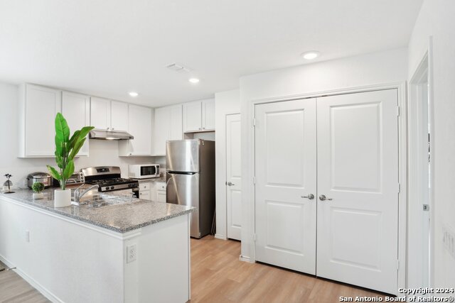 Listing photo id 3 for 4539 Emma Way