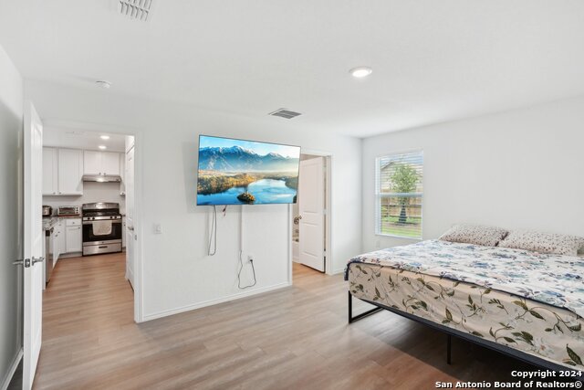 Listing photo id 5 for 4539 Emma Way