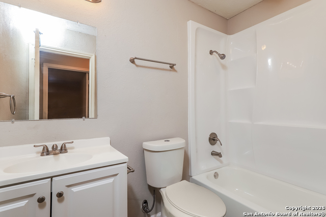 Listing photo id 11 for 5934 Lake Bank