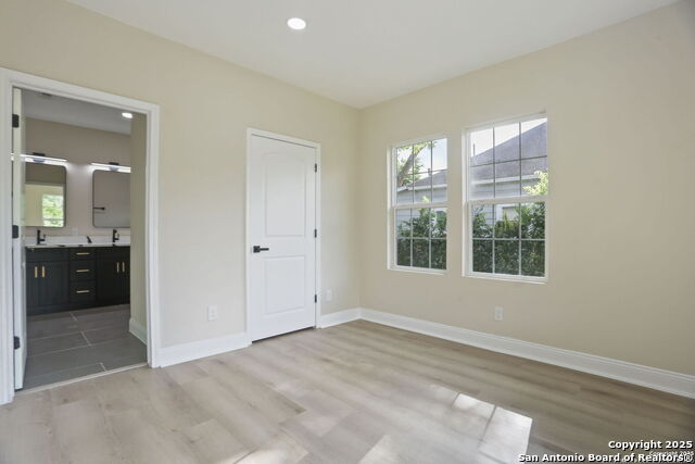 Listing photo id 8 for 207 Alvarez  1
