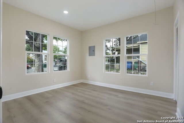 Listing photo id 11 for 207 Alvarez  1