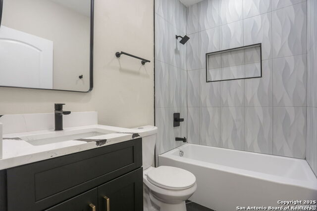 Listing photo id 12 for 207 Alvarez  1