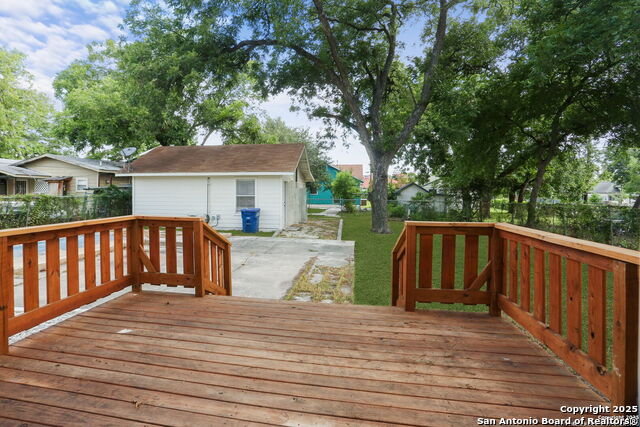 Listing photo id 13 for 207 Alvarez  1