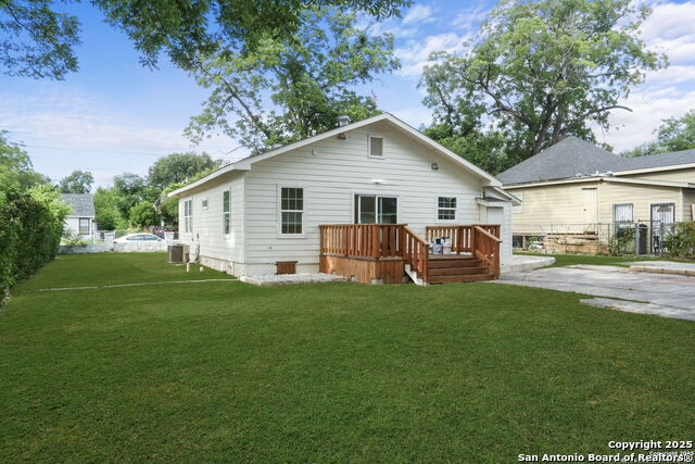 Listing photo id 14 for 207 Alvarez  1