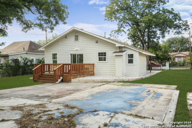 Listing photo id 15 for 207 Alvarez  1