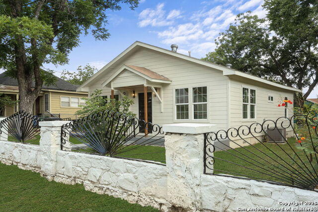 Listing photo id 0 for 207 Alvarez  1