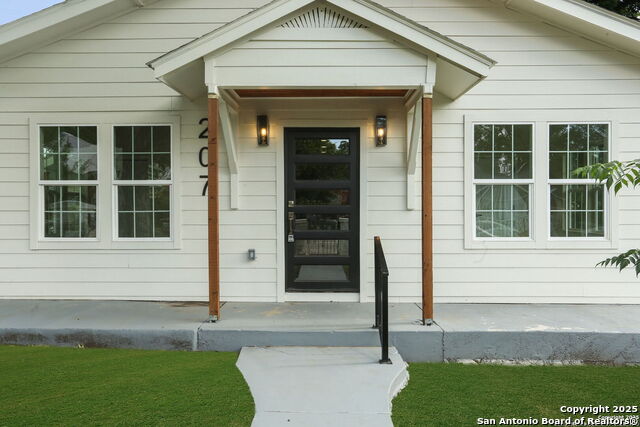 Listing photo id 1 for 207 Alvarez  1