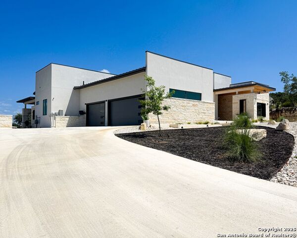 Listing photo id 0 for 24108 Tres Arroyos