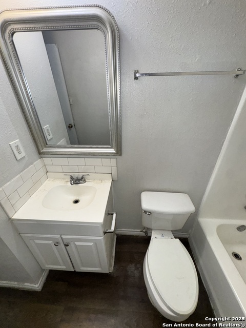 Image 10 of 12 For 830 Hutchins W 6