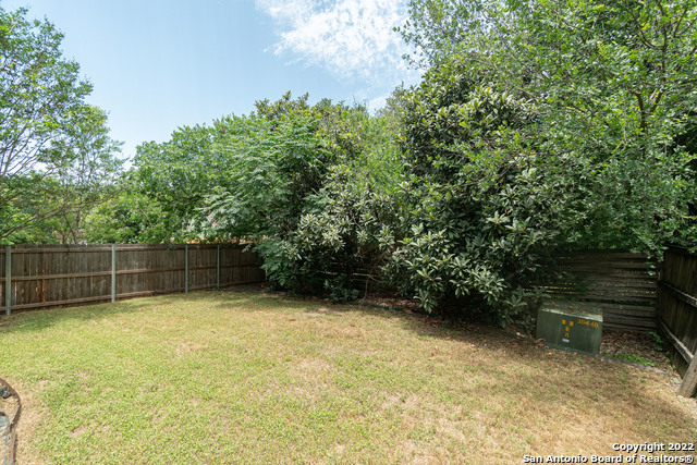 Listing photo id 12 for 16618 Spruce Tree