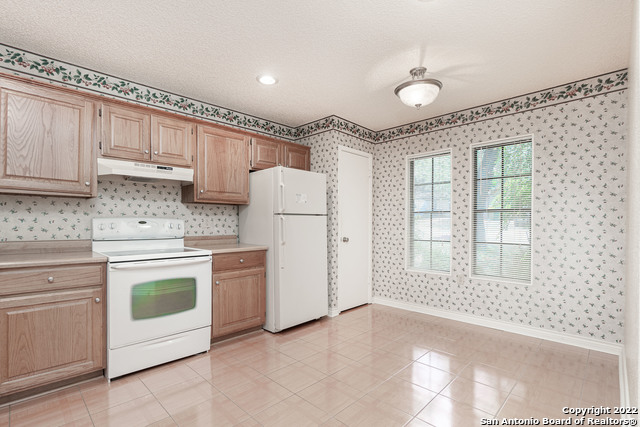 Listing photo id 3 for 16618 Spruce Tree