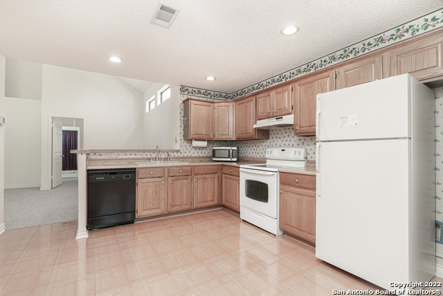 Listing photo id 4 for 16618 Spruce Tree