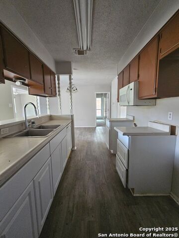 Image 6 of 14 For 7501 Leafy Hollow