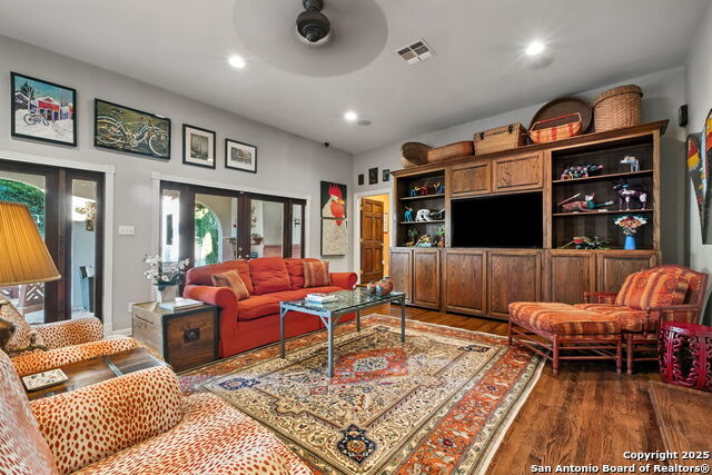 Listing photo id 12 for 620 Mandalay E