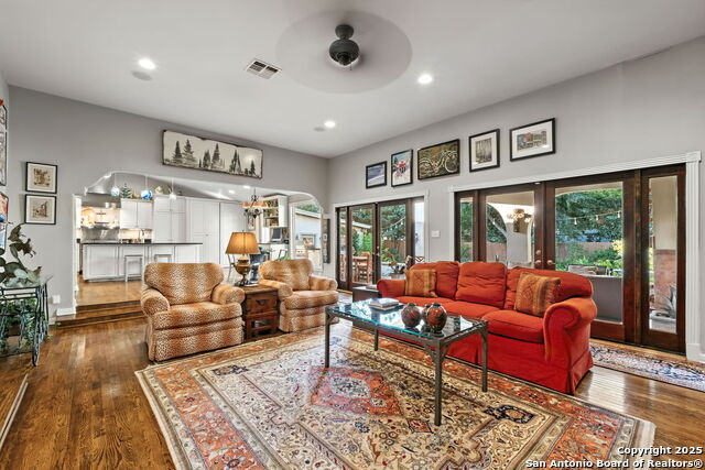 Listing photo id 13 for 620 Mandalay E